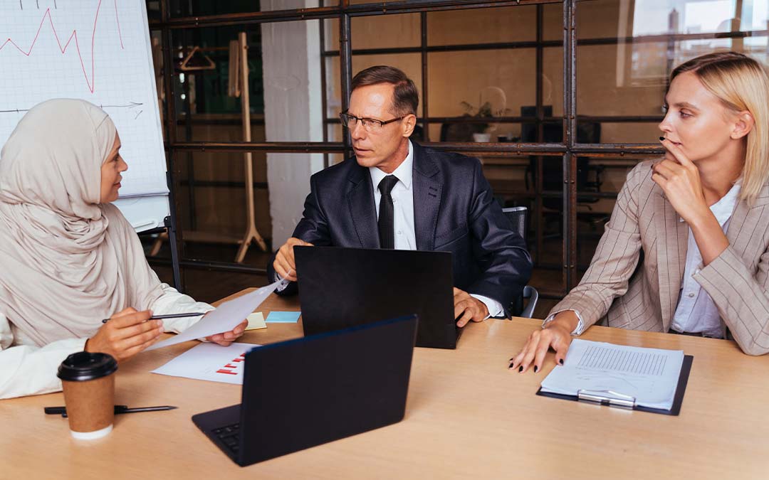 Financial advisor in Dubai explaining portfolio strategy to expatriate client